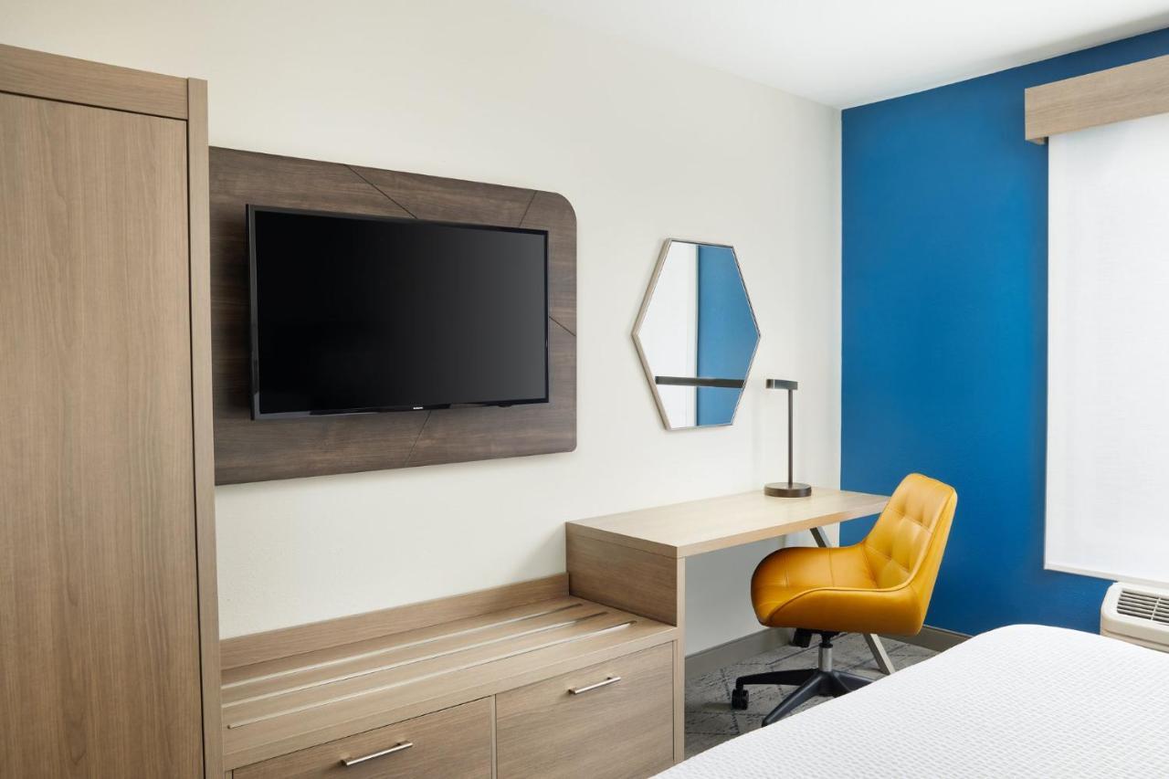 Express & West By Ihg Hotel