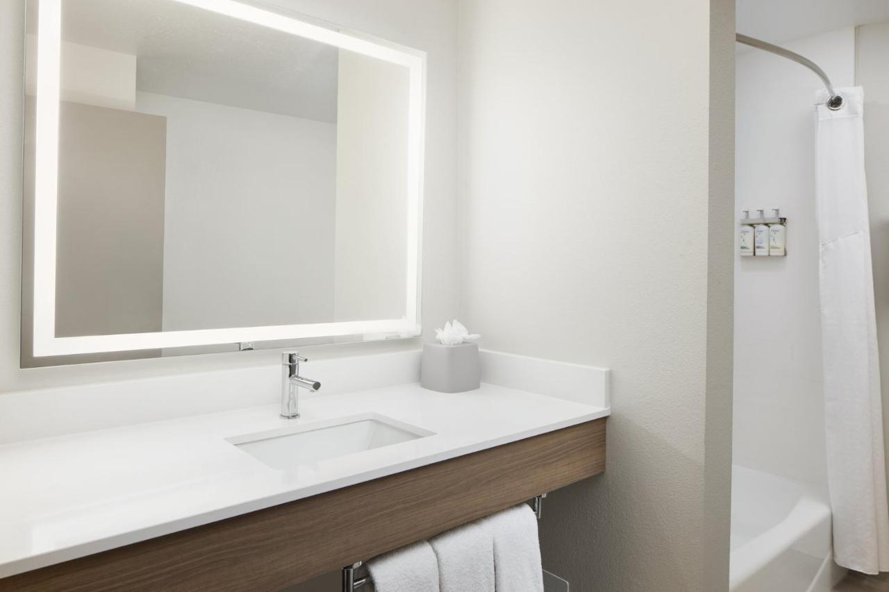 Express & West By Ihg Hotel 3*