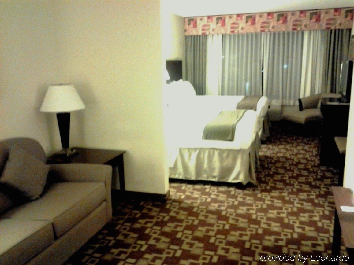 Express & West By Ihg Hotel